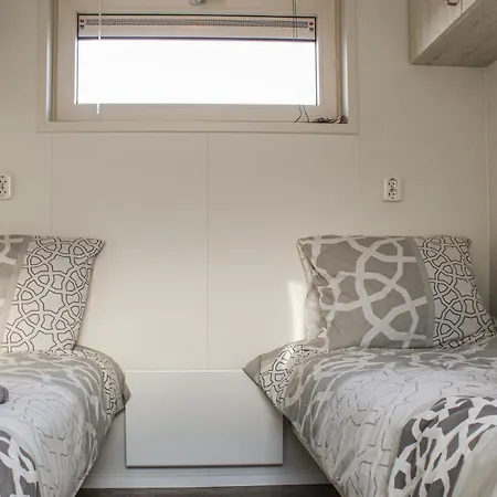 Cozy Ship In Aalsmeer With Wifi Botel Leimuiden