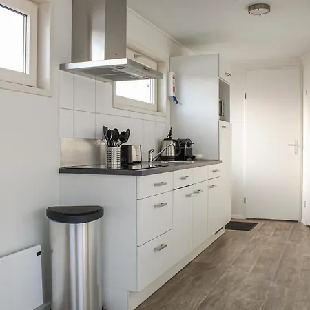 Cozy Ship In Aalsmeer With Wifi 4*