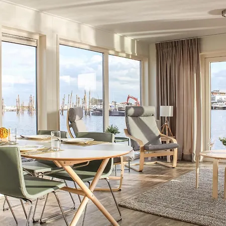 Amazing Ship In With Harbor View بوتيل